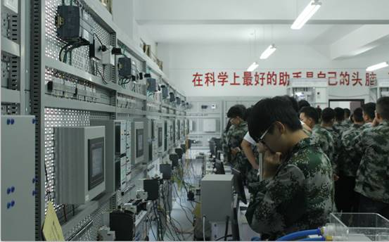 走進校園，共筑未來 新生實訓工廠、實驗室參觀與教育咨詢服務體驗